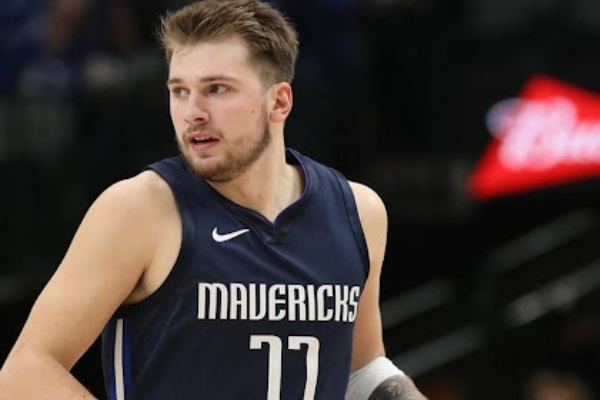 年轻中场佩 年轻中场佩