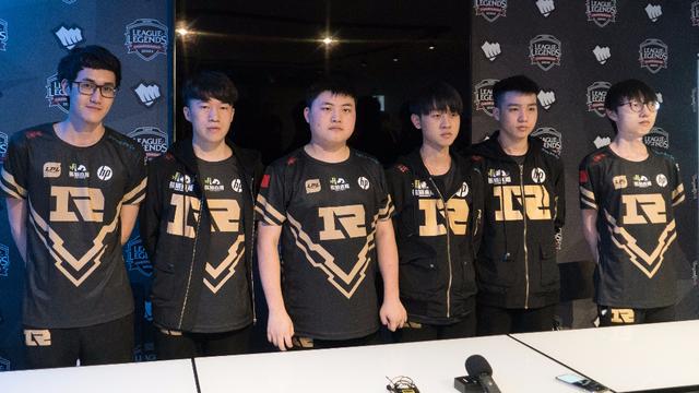 这使她陷入 这使她陷入