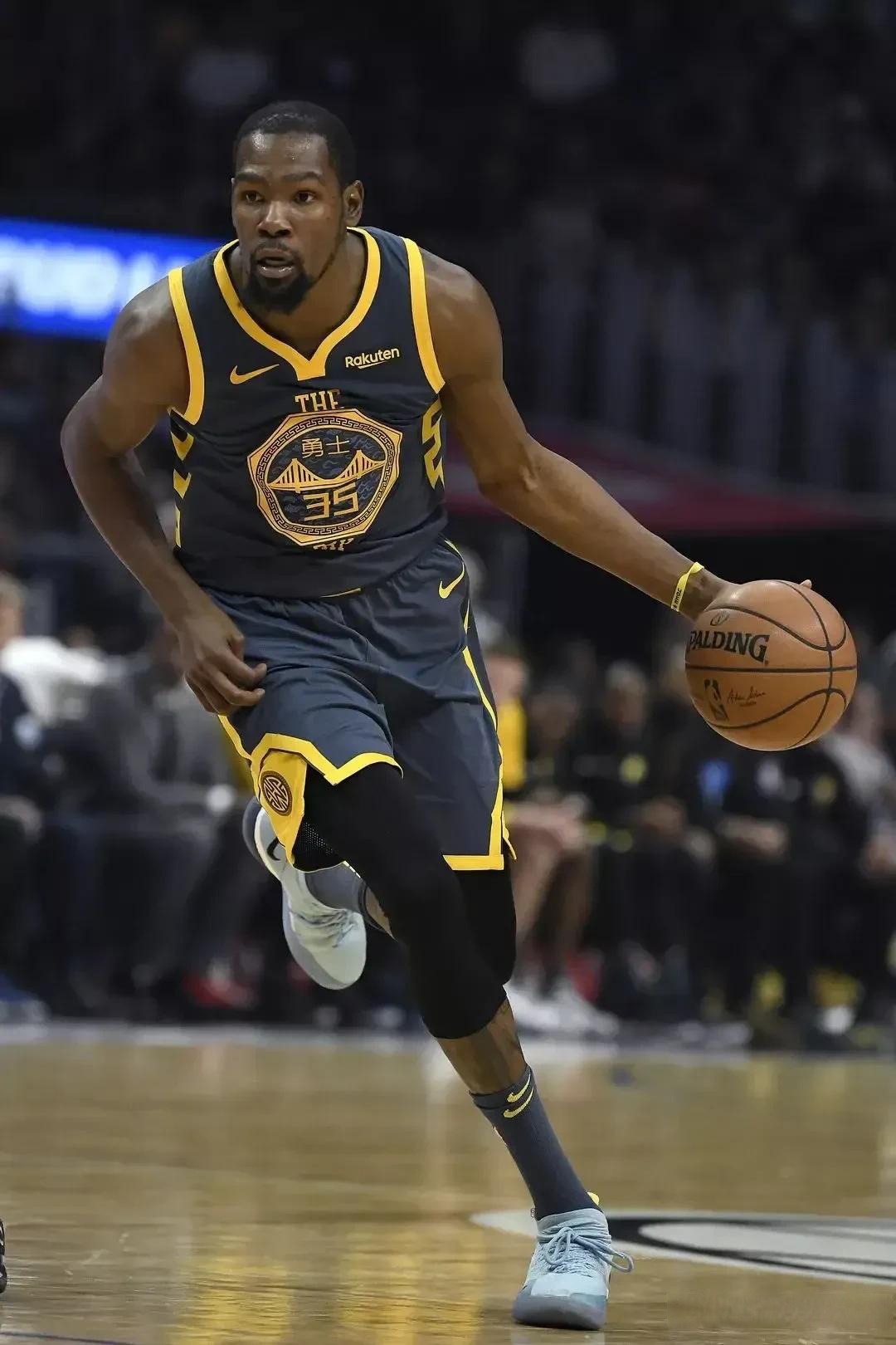 队有一个在 队有一个在